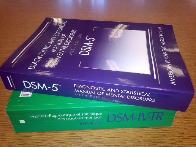 1280px-DSM-5_&_DSM-IV-TR - copia