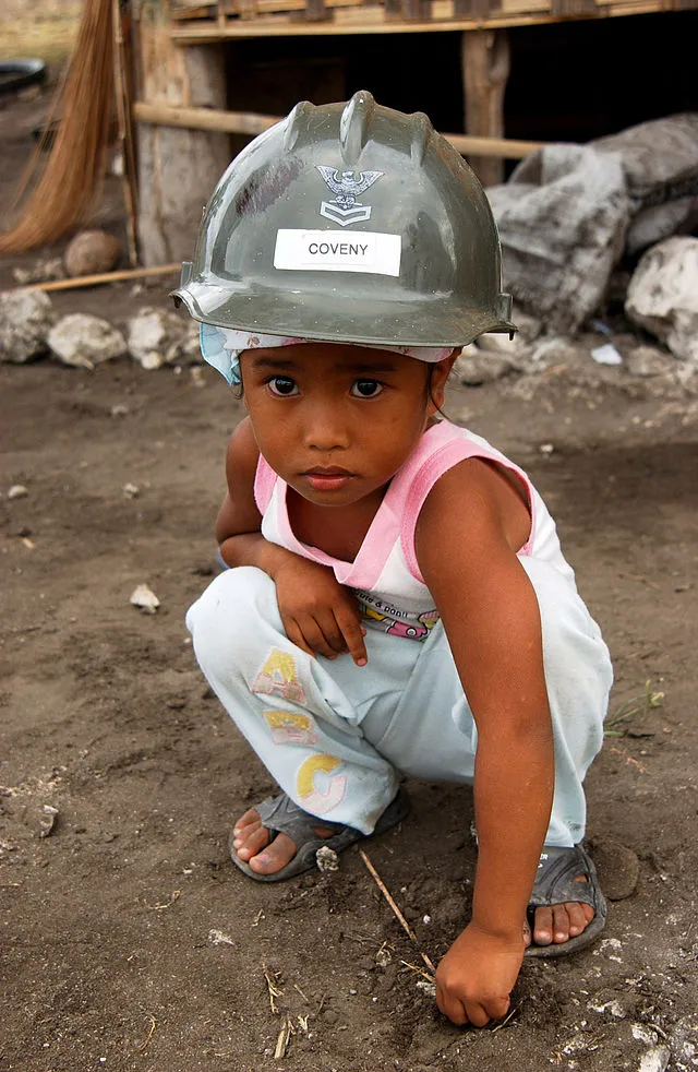 US_Navy_070216-N-4198C-007_A_four-year-old_Filipino_girl_from_the_village_of_Changco,_looks_on_as_Seabees_assigned_to_Naval_Mobile_Construction_Battalion_(NMCB)_3_work_on_the_construction_of_a_ne